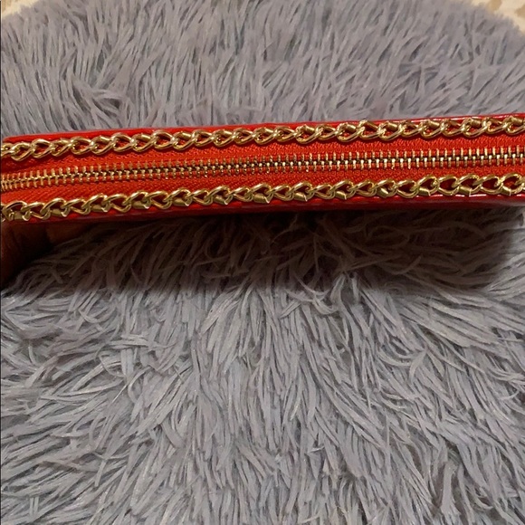 Red wallet with gold chain design - Picture 2 of 5